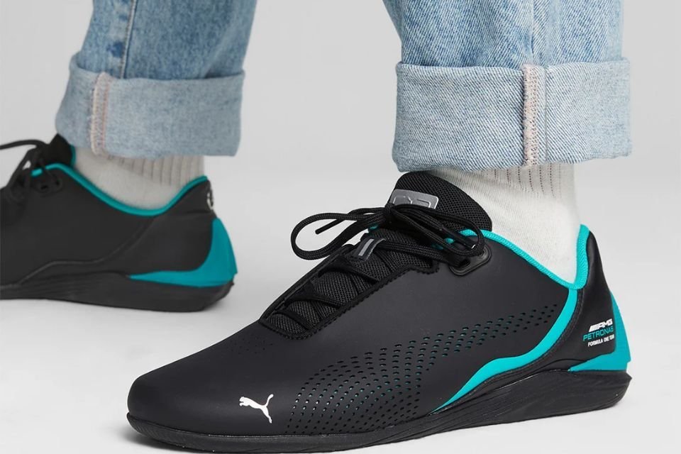 Tênis Puma, chuteiras, bonés e mais com até 66% OFF no Outlet da Netshoes A Puma é uma das marcas esportivas mais reconhecidas no mundo, conhecida por unir estilo, conforto e desempenho em seus produtos. Dos clássicos tênis Puma a camisetas, mochilas e chuteiras, a marca é referência entre atletas e quem busca qualidade no dia a dia. tênis-puma-e-mais-em-oferta.jpg