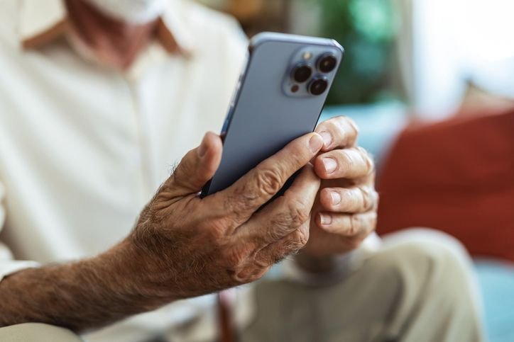 Homem pede divórcio da esposa após se apaixonar por personagem de IA Um homem que se apaixonou por uma personagem criada por inteligência artificial generativa decidiu pedir o divórcio da esposa, acreditando que estava conversando com uma mulher real. O caso aconteceu recentemente na China, onde situações como essa têm sido cada vez mais comuns. idoso-olhando-para-o-celular