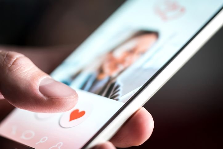 Homem pede divórcio da esposa após se apaixonar por personagem de IA Um homem que se apaixonou por uma personagem criada por inteligência artificial generativa decidiu pedir o divórcio da esposa, acreditando que estava conversando com uma mulher real. O caso aconteceu recentemente na China, onde situações como essa têm sido cada vez mais comuns. pessoa-dando-like-em-foto-no-celular