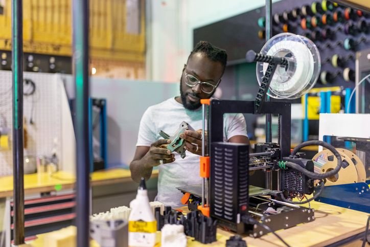 Melhor impressora 3D: 7 opções para comprar no Brasil em 2025 Objetos de decoração, utensílios domésticos, protótipos para engenharia e design, bijuterias, brinquedos personalizados, próteses feitas sob medida para tratamento e reabilitação de pacientes e até mesmo casas completas e em tamanho real. Essas são apenas algumas das coisas que podem ser feitas em uma impressora 3D. jovem-observando-peça-impressa-em-3d