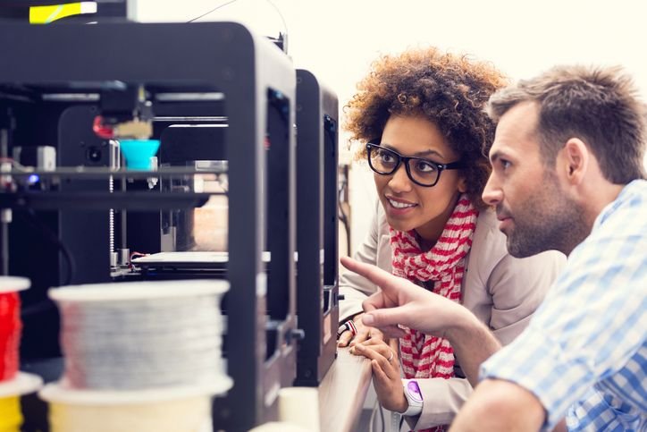 Melhor impressora 3D: 7 opções para comprar no Brasil em 2025 Objetos de decoração, utensílios domésticos, protótipos para engenharia e design, bijuterias, brinquedos personalizados, próteses feitas sob medida para tratamento e reabilitação de pacientes e até mesmo casas completas e em tamanho real. Essas são apenas algumas das coisas que podem ser feitas em uma impressora 3D. duas-pessoas-observando-a-impressora-3d