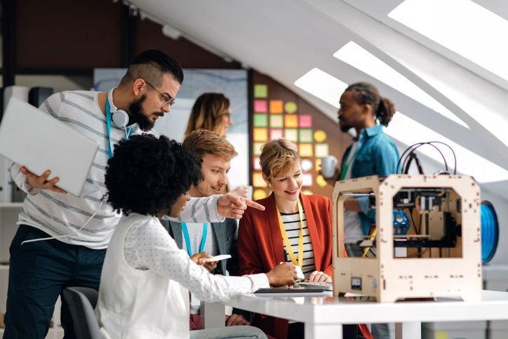Melhor impressora 3D: 7 opções para comprar no Brasil em 2025 Objetos de decoração, utensílios domésticos, protótipos para engenharia e design, bijuterias, brinquedos personalizados, próteses feitas sob medida para tratamento e reabilitação de pacientes e até mesmo casas completas e em tamanho real. Essas são apenas algumas das coisas que podem ser feitas em uma impressora 3D. pessoas-usando-impressora-3d-no-escritorio