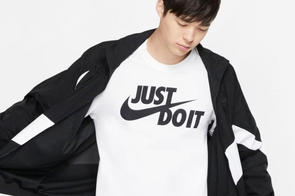 Camiseta Nike em oferta: confira 25 opções a partir de R$57 no site oficial A Nike é uma das principais marcas esportivas em atividade no mundo, com sua inconfundível logomarca e o famoso slogan “Just do it” estampando de tênis e meias a bermudas e camisetas, entre outros itens de seu variado catálogo. Camiseta-Nike-Sportswear-JDI-Masculina-960x640.jpg
