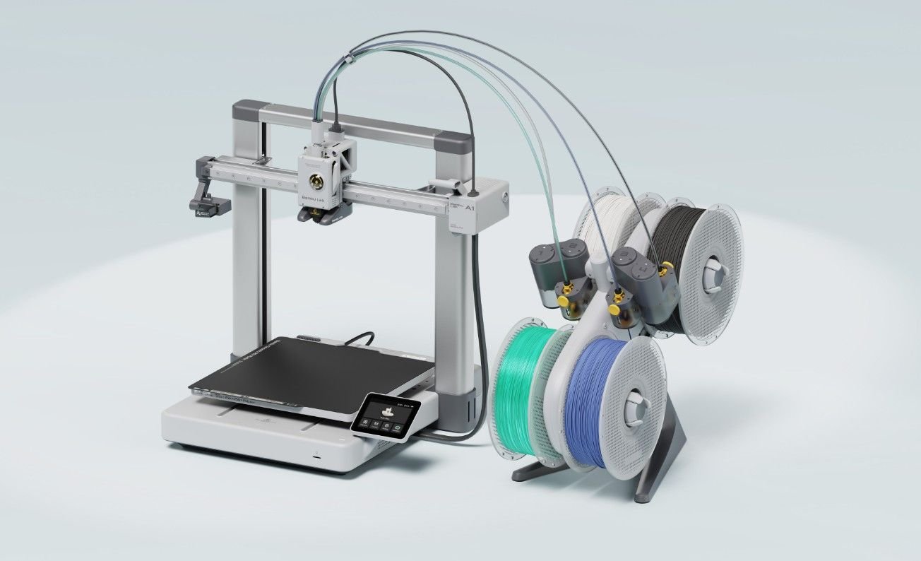 Melhor impressora 3D: 7 opções para comprar no Brasil em 2025 Objetos de decoração, utensílios domésticos, protótipos para engenharia e design, bijuterias, brinquedos personalizados, próteses feitas sob medida para tratamento e reabilitação de pacientes e até mesmo casas completas e em tamanho real. Essas são apenas algumas das coisas que podem ser feitas em uma impressora 3D. a-imagem-mostra-a-impressora-bambu-lab-a1-combo