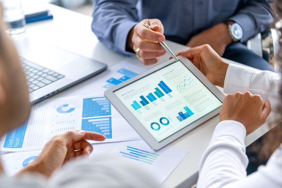 Cursos de produtividade na Udemy; aprenda Excel, Power BI e mais Quem trabalha em escritório sabe como produtividade e organização são duas coisas que andam lado a lado. Um ambiente bem estruturado e uma rotina regrada, aliados a conhecimentos sólidos, fazem toda a diferença e ajudam a manter o foco, evitando distrações. graficos-escritorio-getty-images-960x640.jpg
