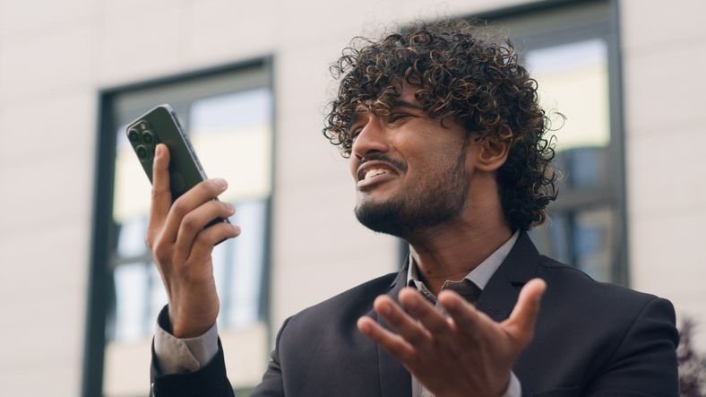WhatsApp pode ganhar correio de voz para chamadas perdidas O WhatsApp pode ganhar, em breve, um recurso semelhante ao tradicional correio de voz, que permite gravar um recado para alguém que não atendeu à sua ligação. A novidade foi descoberta pelo WABetaInfo em uma atualização recente para a versão beta do mensageiro no Android. homem-irritado-olhando-para-o-celular