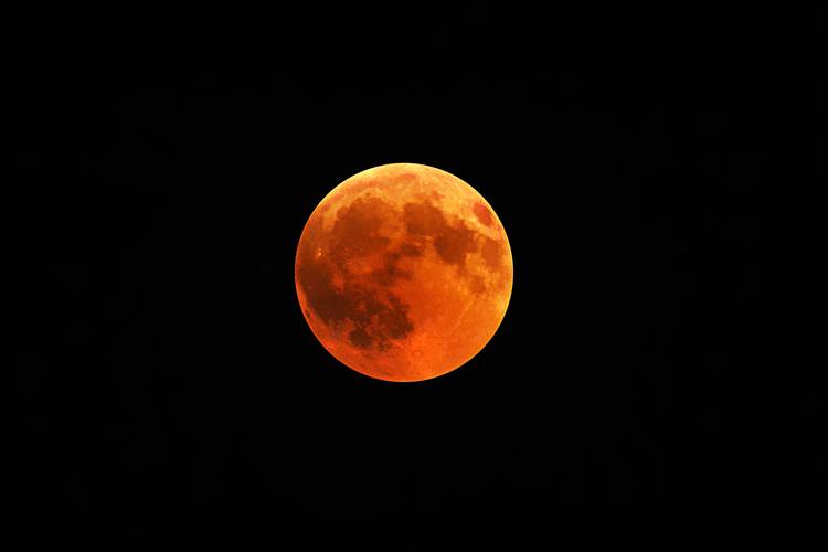 lua-de-sangue-eclipse-lunar-total-lua-vermelha-noite-ceu-escuro-astronomia-fenomeno-raro-espaco