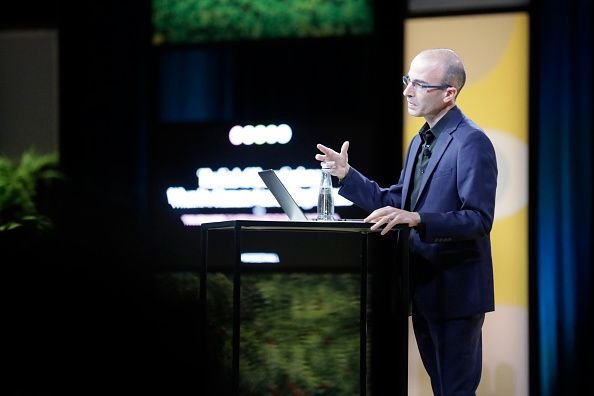 'Sabemos quem vai vencer': escritor renomado diz que humanidade corre risco com IA O historiador e autor de best-sellers Yuval Harari acredita que a superinteligência artificial representa riscos para o futuro da humanidade ao adquirir a capacidade de agir de forma independente e sem qualquer controle. Ele falou sobre o assunto durante entrevista ao programa Fantástico da TV Globo exibida no último domingo (24). yuval-harari