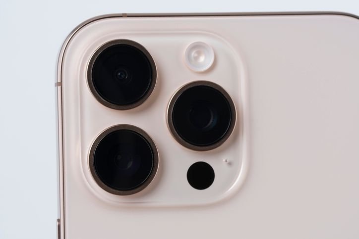 7 mudanças especuladas no iPhone 17 que já existem nos celulares Android Com lançamento previsto para a primeira quinzena de setembro, o iPhone 17 deve trazer mudanças significativas, conforme rumores que têm surgido nos últimos meses. Uma delas pode ser a estreia de uma versão mais fina, supostamente substituindo a variante Plus da linha. modulo-de-cameras-iphone-16-pro-max