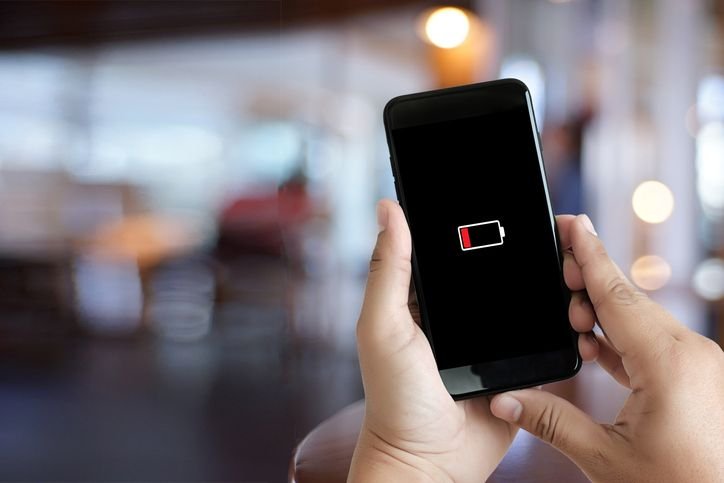 7 mudanças especuladas no iPhone 17 que já existem nos celulares Android Com lançamento previsto para a primeira quinzena de setembro, o iPhone 17 deve trazer mudanças significativas, conforme rumores que têm surgido nos últimos meses. Uma delas pode ser a estreia de uma versão mais fina, supostamente substituindo a variante Plus da linha. celular-com-baixo-nivel-de-bateria