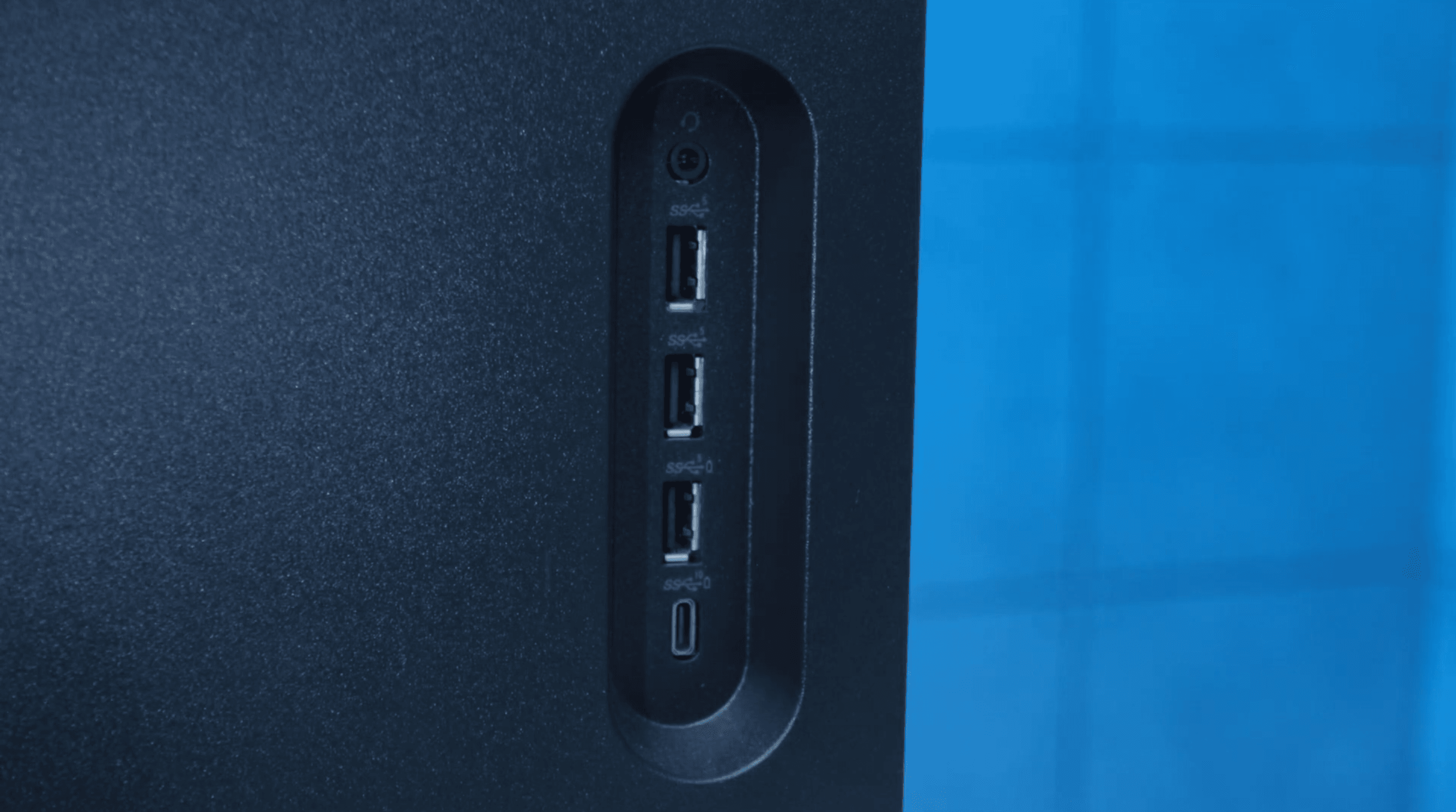 Close nas portas frontais do Alienware Aurora 2025, incluindo uma de fone/microfone, três USB-A e uma USB-C.