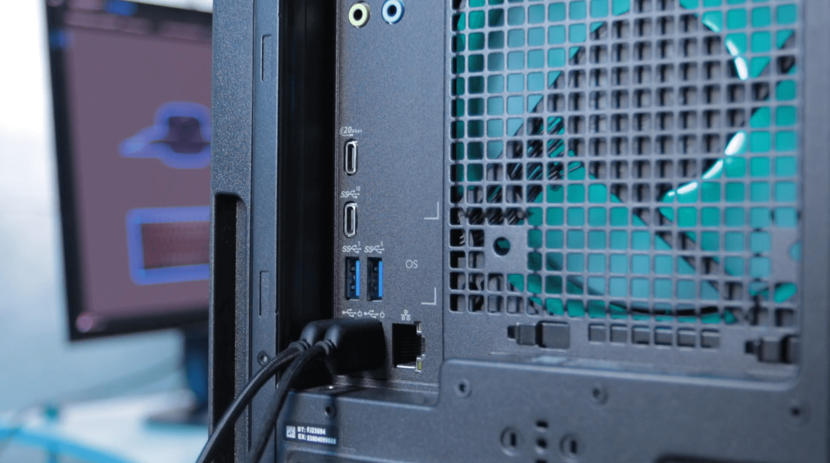 Traseira do Aurora 2025 com entrada e saída de linha, duas portas USB-C, quatro USB-A e uma entrada de rede.