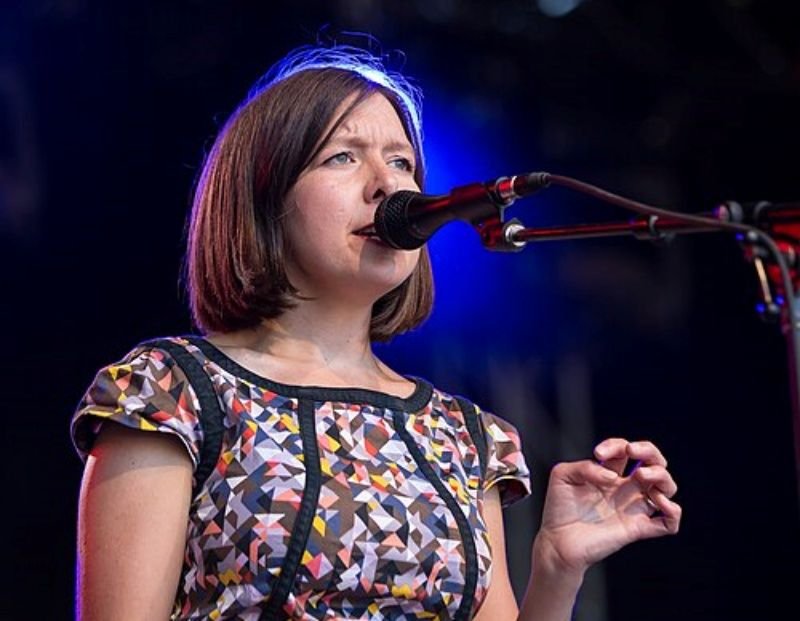 Cantora britânica descobre álbum feito por IA em seu nome A cantora Emily Portman se deparou com uma situação inusitada no mês passado ao receber elogios de um fã que lhe parabenizava pelo seu novo disco adicionado aos serviços de streaming. O problema é que ela não lançou nenhum trabalho recentemente e acabou descobrindo que alguém criou um álbum em seu nome usando IA. emily-portman-se-apresentando