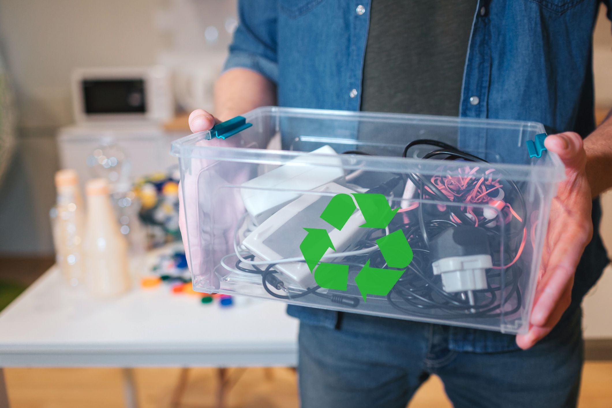 3 gadgets que deixam sua vida digital mais organizada (e sem precisar enrolar fios!) Se tem uma coisa que irrita qualquer pessoa, é abrir a mochila e se deparar com aquele emaranhado de cabos. Pior ainda quando você precisa carregar mais de um dispositivo e acaba ocupando espaço com adaptadores pesados e pouco práticos. carregadores-com-fio-embolados-sem-praticidade-que-ugreen-oferece