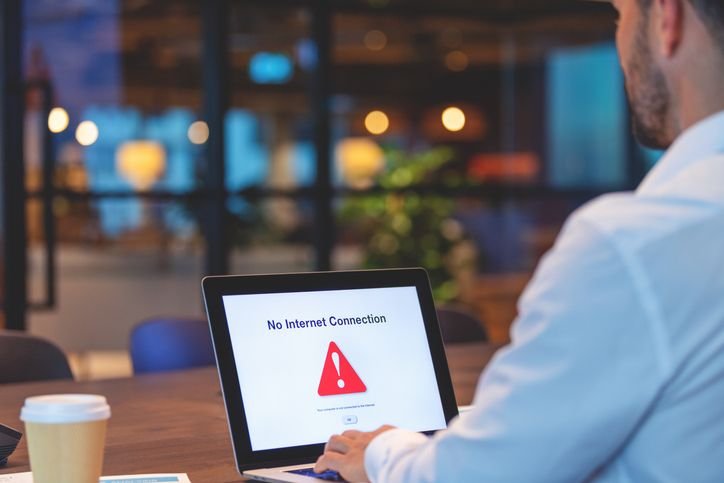 Após possível falha, China interrompe acesso à internet global por mais de 1 hora Durante cerca de 74 minutos, a China ficou desconectada da internet global, impedindo que residentes no país obtivessem acesso a sites baseados no exterior. O misterioso incidente aconteceu na última quarta-feira (20) e foi registrado pelo Great Firewall Report (GFR). computador-com-mensagem-de-falha-na-conexao-de-internet