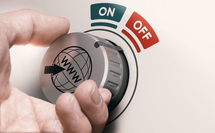Após possível falha, China interrompe acesso à internet global por mais de 1 hora Durante cerca de 74 minutos, a China ficou desconectada da internet global, impedindo que residentes no país obtivessem acesso a sites baseados no exterior. O misterioso incidente aconteceu na última quarta-feira (20) e foi registrado pelo Great Firewall Report (GFR). chave-seletora-liga-desliga-com-simbolo-da-internet