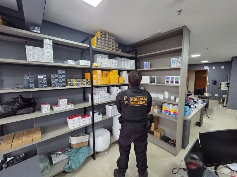 PF acaba com esquema de criptomoedas que desviou R$ 14 milhões Uma ação da Polícia Federal em parceria com autoridades norte-americanas desmantela uma atividade criminosa que teria furtado US$ 2,6 milhões (R$ 14 milhões) em carteiras de criptomoedas. A operação Decrypted ocorreu na manhã desta terça-feira (26) e cumpre 11 mandados de prisão para indivíduos localizados no Maranhão, Tocantins e Goiás. pf-acaba-com-furto-milionario-de-cripto