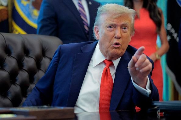 'Age como se fosse o imperador do planeta': Lula responde ameaça de Trump sobre big techs O presidente Luiz Inácio Lula da Silva (PT) respondeu nesta terça-feira (26) a uma ameaça feita por Donald Trump de aplicar novas taxas a quem criar impostos digitais e/ou regulamentar as gigantes da tecnologia americanas. O Brasil é um dos países com risco de sofrer a sanção, devido às discussões de novas leis sobre o tema. donald-trump