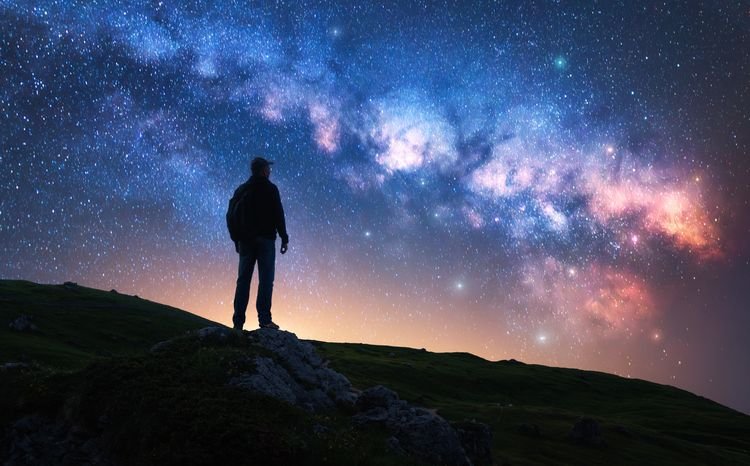 Alienígenas provavelmente existem e não os veremos tão cedo, sugerem cientistas Com as descobertas mais recentes da astronomia e a gigantesca quantidade de galáxias no universo, cientistas sugerem que é cada vez maior a probabilidade da existência de vida fora da Terra. No entanto, seres de outros planetas não deverão fazer contato com a humanidade tão cedo. pessoa-observando-o-ceu-noturno