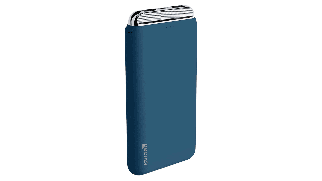 Power banks: confira os melhores modelos para comprar Você sai de casa com o celular e, no meio do caminho, percebe que precisa recarregar ele mesmo sem uma tomada por perto. Essa situação é bem comum e uma das soluções mais práticas é usar um power bank, uma bateria portátil que serve de fonte de energia para outros eletrônicos. Untitled design (2).png