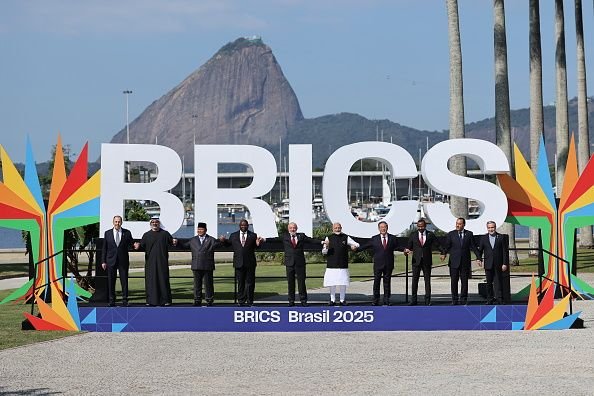Brics prepara lançamento do 'Pix Global' para reduzir dependência do dólar Os países integrantes do Brics estão acelerando a implementação do “Brics Pay”, sistema de pagamentos que promete reduzir a dependência do dólar nas transações entre eles, revolucionando o comércio internacional. A novidade tem lançamento previsto para o final de 2025. presidentes-de-paises-na-reuniao-do-brics