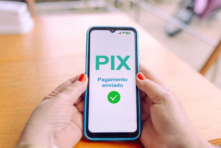 Brics prepara lançamento do 'Pix Global' para reduzir dependência do dólar Os países integrantes do Brics estão acelerando a implementação do “Brics Pay”, sistema de pagamentos que promete reduzir a dependência do dólar nas transações entre eles, revolucionando o comércio internacional. A novidade tem lançamento previsto para o final de 2025. tela-de-pagamento-com-pix