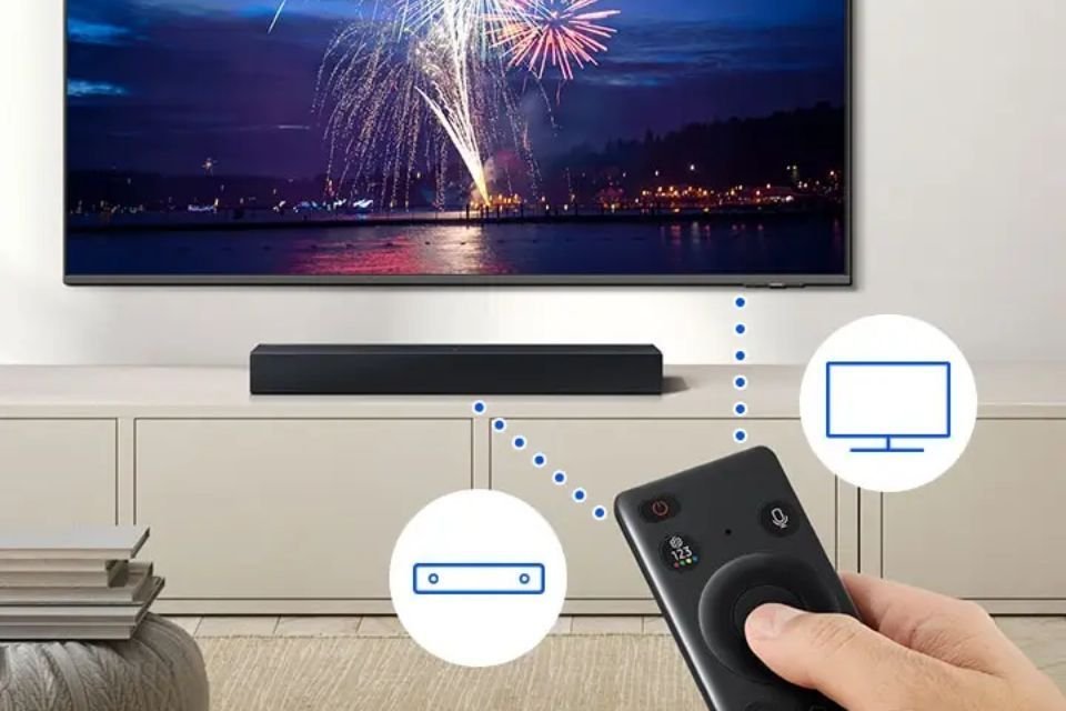 Soundbar Samsung HW-B400F por R$711 com cupom; conheça o modelo A Samsung é referência no mercado de eletrônicos, oferecendo soluções que combinam tecnologia, design moderno e desempenho. Entre seus produtos, as soundbars se destacam por proporcionar áudio potente e imersivo, ideais para transformar a experiência sonora de filmes, séries e músicas. soundbar e smart tv samsung
