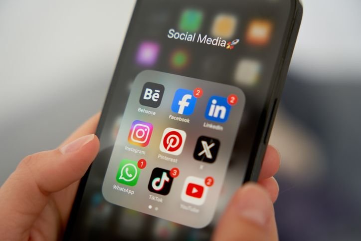 O que é a taxa de rede? Entenda o assunto que pode deixar a internet mais cara O Comitê Gestor da Internet no Brasil (CGI.br) se manifestou contrário à proposta de implementação de uma taxa de rede no país, cobrança que tem sido debatida pelas operadoras de telecomunicação há algum tempo. A posição foi divulgada em nota na última sexta-feira (22). apps-de-redes-sociais-na-tela-do-celular