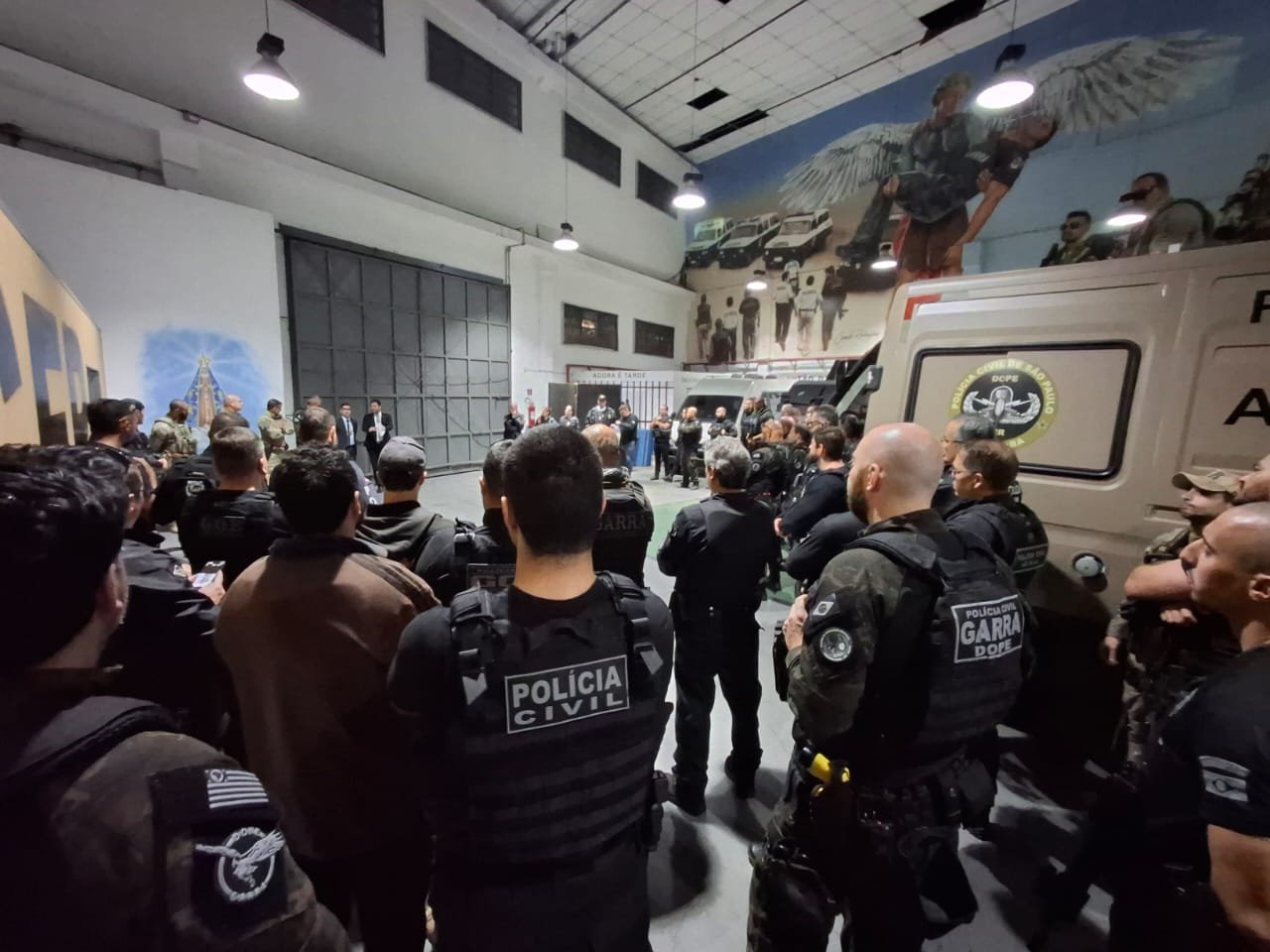 Operação em SP mira estrangeiros que movimentaram R$ 480 milhões em golpes virtuais Uma quadrilha de estrangeiros que praticava golpes virtuais no Brasil foi alvo de operação da Polícia Civil de São Paulo e do Ministério Público nesta quarta-feira (27). A organização criminosa movimentou mais de R$ 480 milhões em oito meses, de acordo com a investigação, fazendo vítimas em todo o país. policiais-civis-de-sao-paulo-reunidos