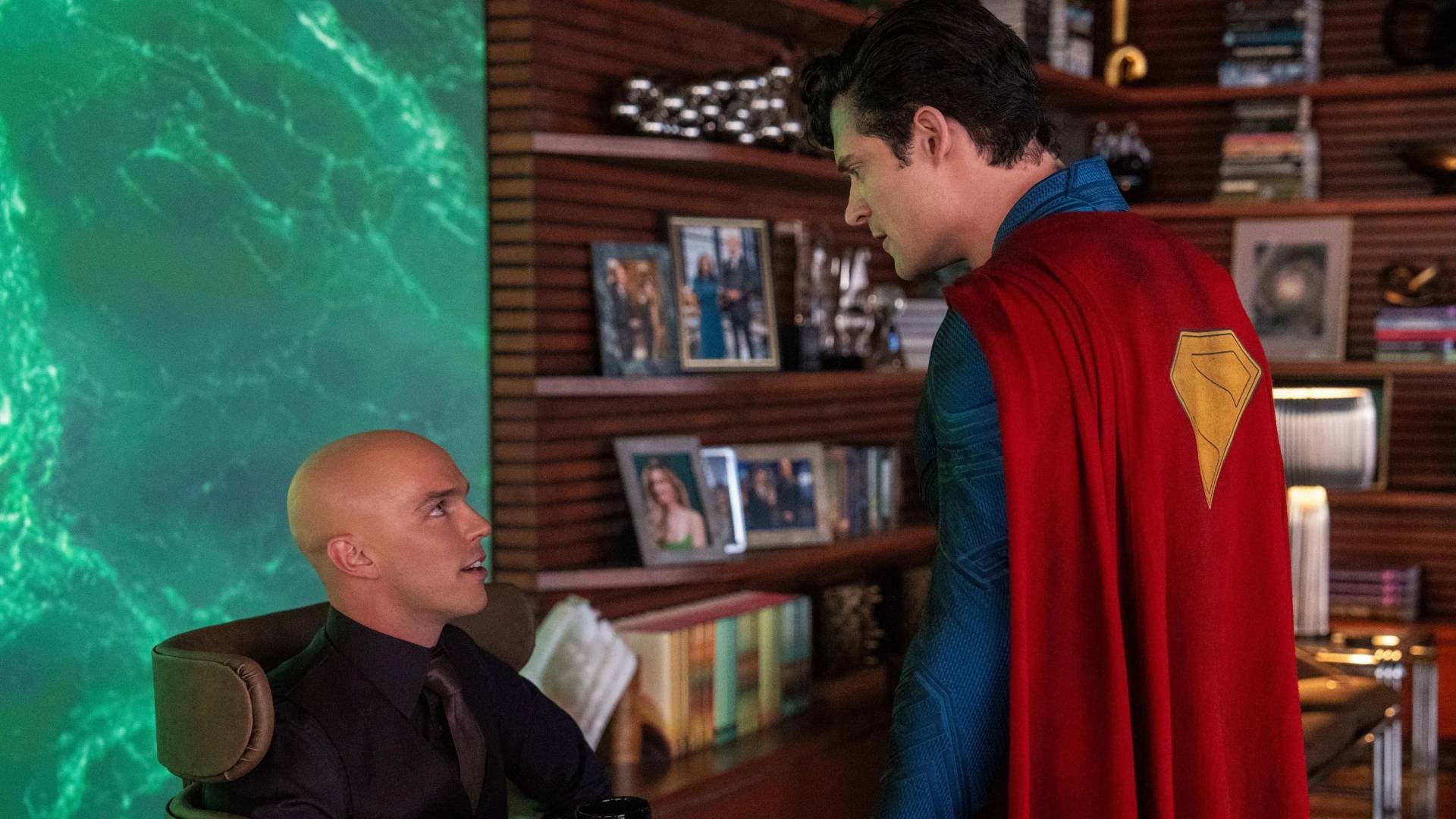 Dubladores de Superman revelam cenas mais difíceis e memoráveis do filme O novo Superman (2025) marcou a estreia cinematográfica de James Gunn na construção do novo Universo DC (DCU), trazendo um elenco de peso e uma abordagem renovada para o herói mais icônico dos quadrinhos. Mas, além das estrelas David Corenswet, Rachel Brosnahan e Nicholas Hoult, outro grupo fundamental ajudou a dar vida à produção para o público brasileiro: os dubladores. lex-superman.jpg