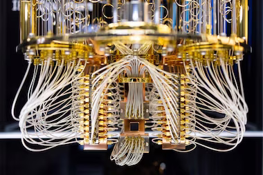 Computação quântica: Alagoas pode ser o primeiro Estado brasileiro a receber tecnologia A computação quântica, uma tecnologia que utiliza as propriedades da física para realizar cálculos complexos em segundos, promete revolucionar diversas áreas, e o Brasil não está de fora dessa corrida. Em Alagoas, especialistas já apontam como a supertecnologia pode impulsionar o desenvolvimento local, em setores como o de energias limpas, que é uma das apostas do estado para o futuro. computador quântico computação quântica