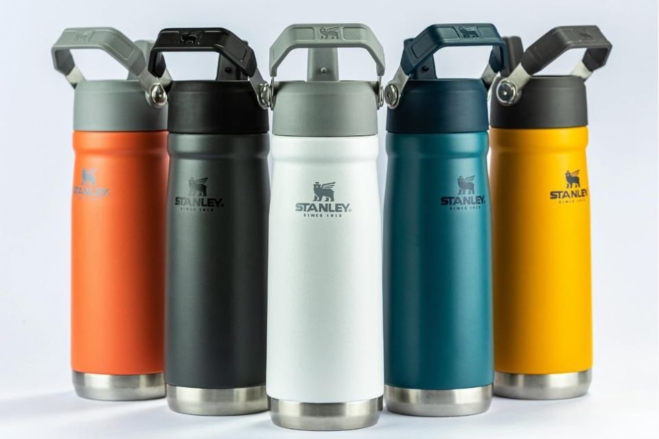 Garrafa Stanley Flip Straw com 40% OFF; confira modelo e cores A Stanley é uma marca referência, quando se fala em garrafas térmicas resistentes e práticas. Conhecida por unir tecnologia e durabilidade, a marca é presença certa entre aventureiros, atletas e até no dia a dia de quem não abre mão de hidratação de qualidade. garrafa-stenaly-em-promocao.jpg
