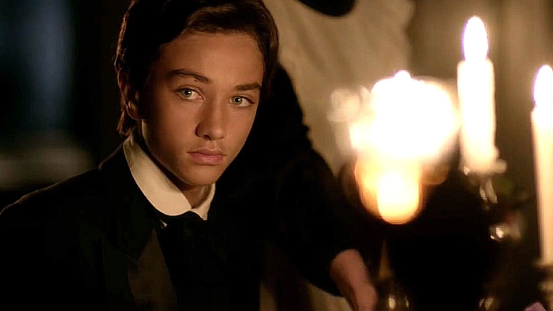 5 filmes e séries com Gavin Casalegno, astro de O Verão que Mudou Minha Vida Gavin Casalegno, ator que interpreta o personagem Jeremiah de O Verão que Mudou Minha Vida, sucesso do Prime Video, ainda é jovem, mas já conta com algumas produções em seu currículo. Então, quem gostou de vê-lo em cena na trama adolescente, pode descobrir mais sobre seu trabalho maratonando outros títulos. the-vampire-diaries.jpg