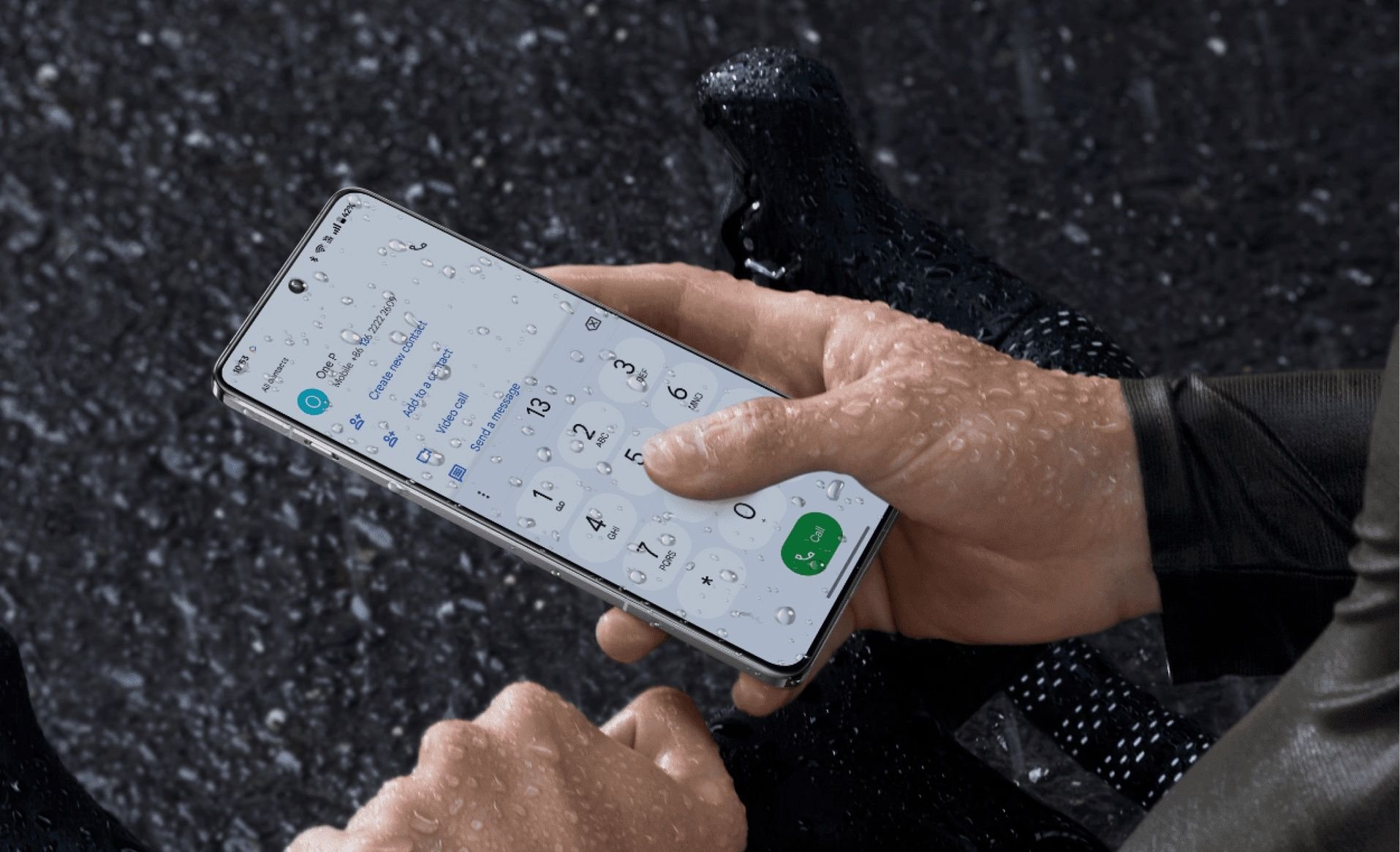 7 celulares com a melhor duração de bateria em 2025 Além de um “celular com ar-condicionado”, a Realme apresentou na última semana um smartphone com bateria de 15.000 mAh que consegue ficar nada menos do que até 10 dias longe da tomada. O modelo também se destaca pela espessura de apenas 8,89 mm, apesar de uma célula de energia tão grande. celular-oneplus-13