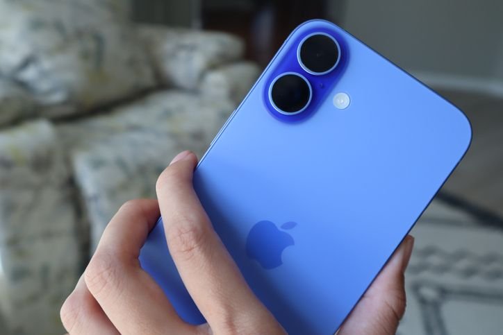 7 celulares com a melhor duração de bateria em 2025 Além de um “celular com ar-condicionado”, a Realme apresentou na última semana um smartphone com bateria de 15.000 mAh que consegue ficar nada menos do que até 10 dias longe da tomada. O modelo também se destaca pela espessura de apenas 8,89 mm, apesar de uma célula de energia tão grande. iphone-16-plus