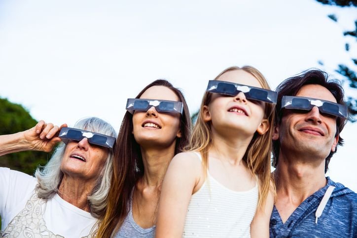 Eclipse solar mais longo do século transformará o dia em noite durante 6 minutos em 2027 O dia vai virar noite em 2 de agosto de 2027, quando acontecerá o eclipse solar total mais longo do século, promovendo um dos maiores espetáculos astronômicos dos últimos anos. Nesta data, a luz do Sol ficará coberta pela Lua por cerca de 6 minutos e 22 segundos, de acordo com o Space.com. pessoas-observando-eclipse-do-sol