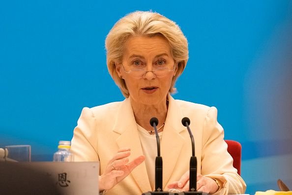 Avião de chefe da União Europeia tem GPS bloqueado durante voo O avião que transportava a chefe da União Europeia (UE), Ursula von der Leyen, teve o sistema de GPS bloqueado durante voo para a cidade de Plovdiv, na Bulgária, no domingo (31). Há suspeita de que o problema tenha sido causado por interferência da Rússia, de acordo com informações do Financial Times. ursula-von-der-leyen