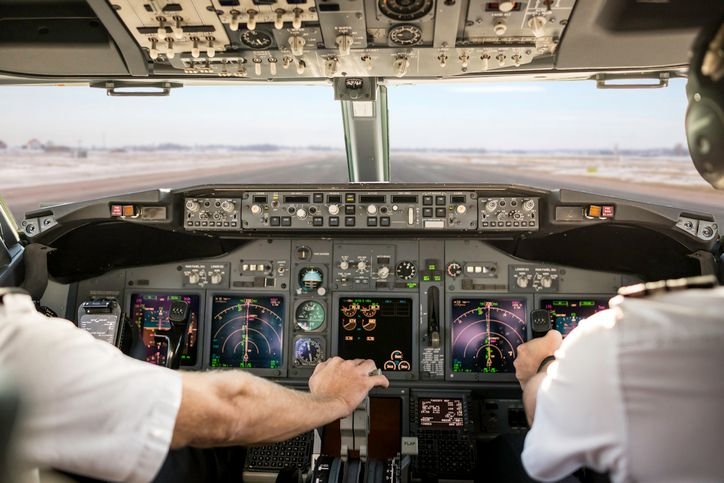 Avião de chefe da União Europeia tem GPS bloqueado durante voo O avião que transportava a chefe da União Europeia (UE), Ursula von der Leyen, teve o sistema de GPS bloqueado durante voo para a cidade de Plovdiv, na Bulgária, no domingo (31). Há suspeita de que o problema tenha sido causado por interferência da Rússia, de acordo com informações do Financial Times. pilotos-na-cabine-do-aviao