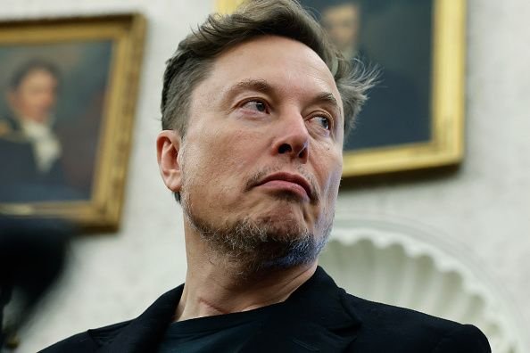 Elon Musk se mantém no topo do ranking dos mais ricos do mundo; veja lista atualizada A Forbes divulgou nesta segunda-feira (1º) o ranking atualizado das pessoas mais ricas do mundo, que segue com a liderança de Elon Musk e sua fortuna estimada em US$ 415,6 bilhões (R$ 2,24 trilhões pela cotação do dia). O dono do X, da Tesla e da SpaceX alcançou o topo em maio de 2024 e desde então não saiu mais. elon-musk