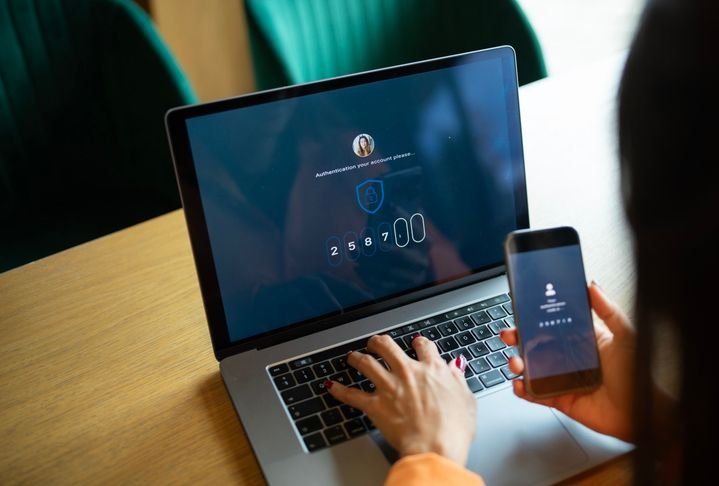 Amazon interrompe campanha maliciosa que mirava usuários do Microsoft 365 A Amazon revelou na última sexta-feira (29) a interrupção de uma grande campanha maliciosa que tinha como alvo as contas de usuários do Microsoft 365. A ação era conduzida pelo APT29, grupo de cibercriminosos associado ao serviço de inteligência da Rússia, conhecido pela utilização de táticas sofisticadas. pessoa-digitando-codigo-de-autenticacao-no-notebook