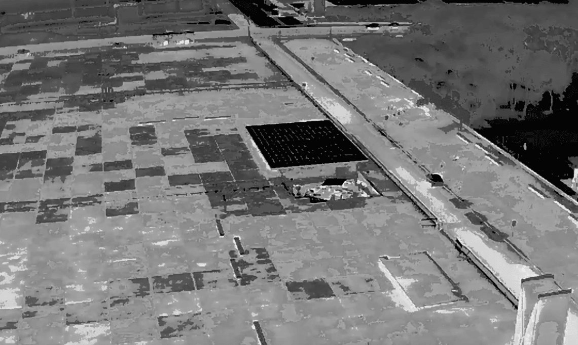 Julgamento de Bolsonaro tem drones de visão térmica para segurança reforçada A Praça dos Três Poderes, em Brasília, está com a segurança reforçada para o julgamento do ex-presidente Jair Bolsonaro, que começa nesta terça-feira (2). Parte do esquema de monitoramento utiliza tecnologia de ponta, incluindo drones com capacidade de imagem térmica. Julgamento de Bolsonaro tem drones de visão térmica para segurança reforçada