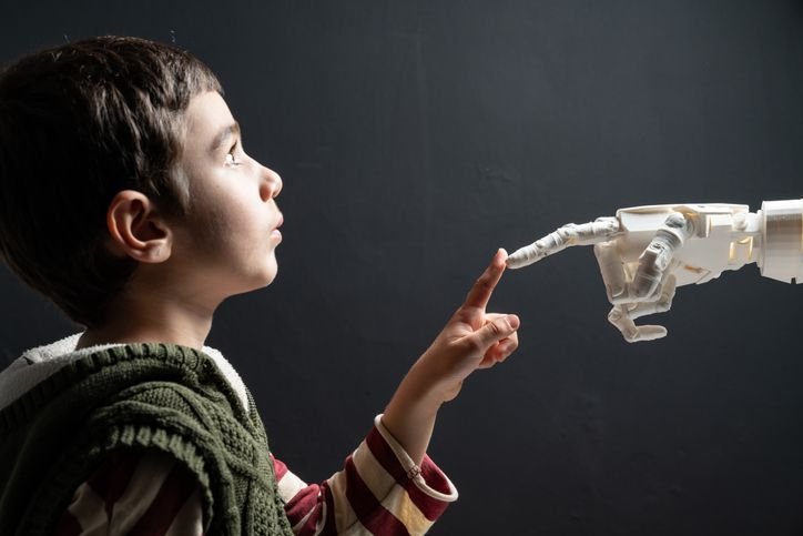 Inteligência artificial faz parte do currículo escolar de alunos a partir de 6 anos na China Estudantes de escolas públicas e privadas na China começarão a ter aulas obrigatórias de inteligência artificial a partir deste mês de setembro, em todos os níveis de ensino. A integração faz parte de uma reforma educacional anunciada pelo país no primeiro semestre. crianca-interagindo-com-mao-robotica