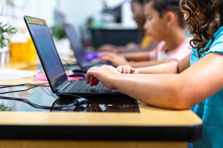 Inteligência artificial faz parte do currículo escolar de alunos a partir de 6 anos na China Estudantes de escolas públicas e privadas na China começarão a ter aulas obrigatórias de inteligência artificial a partir deste mês de setembro, em todos os níveis de ensino. A integração faz parte de uma reforma educacional anunciada pelo país no primeiro semestre. criancas-digitando-no-notebook