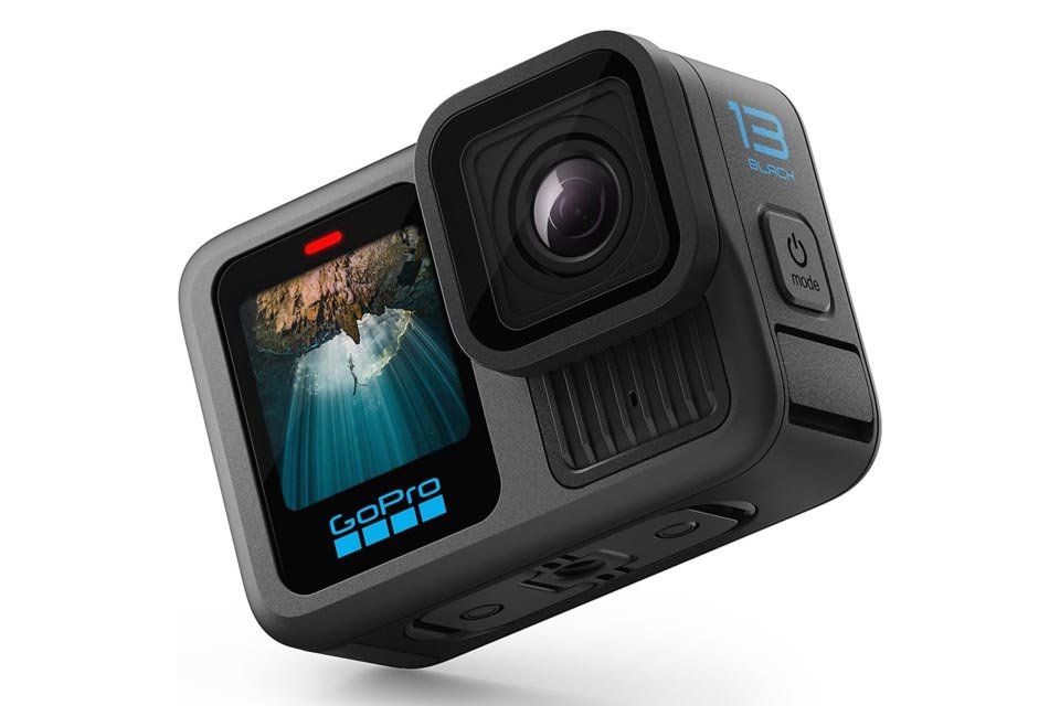 GoPro em promoção na Amazon: conheça 3 câmeras da marca A GoPro se tornou muito famosa em todo o mundo com suas câmeras compactas e bastante resistentes, perfeitas para registrar cada momento mesmo durante aventuras como mergulhos, saltos de paraquedas e por aí vai. Seja na água, na terra ou no ar, elas são perfeitas para acompanhar os usuários e capturar cada instante com imagens de altíssima qualidade. GoPro-HERO13-Black-960x640.jpg