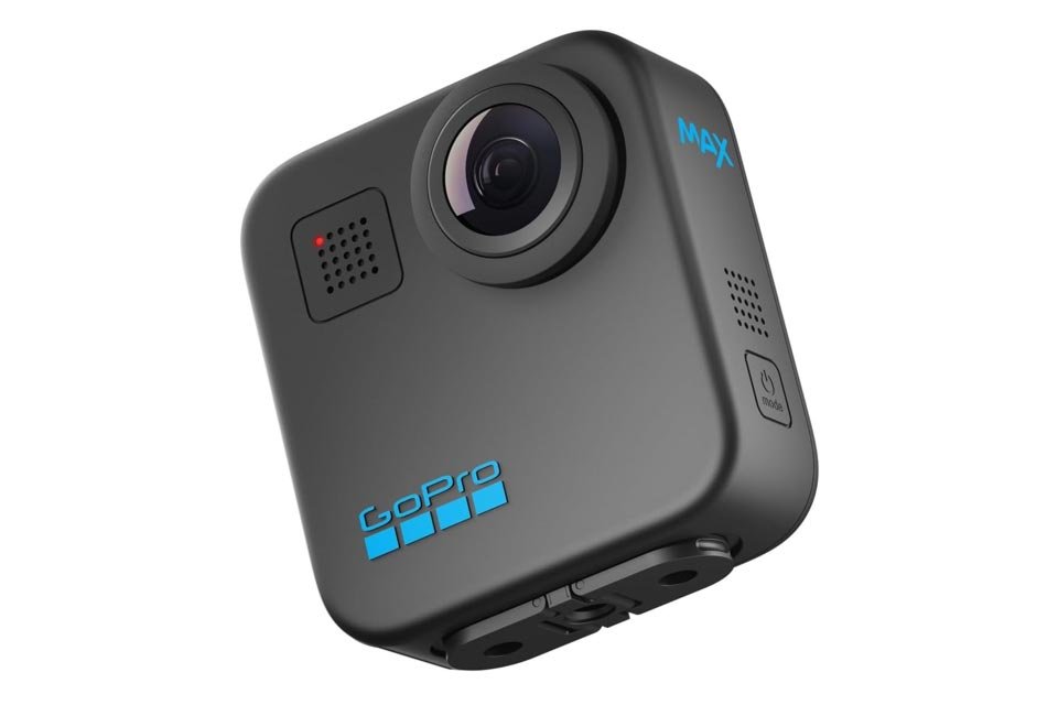 GoPro em promoção na Amazon: conheça 3 câmeras da marca A GoPro se tornou muito famosa em todo o mundo com suas câmeras compactas e bastante resistentes, perfeitas para registrar cada momento mesmo durante aventuras como mergulhos, saltos de paraquedas e por aí vai. Seja na água, na terra ou no ar, elas são perfeitas para acompanhar os usuários e capturar cada instante com imagens de altíssima qualidade. GoPro-Max-360-960x640.jpg