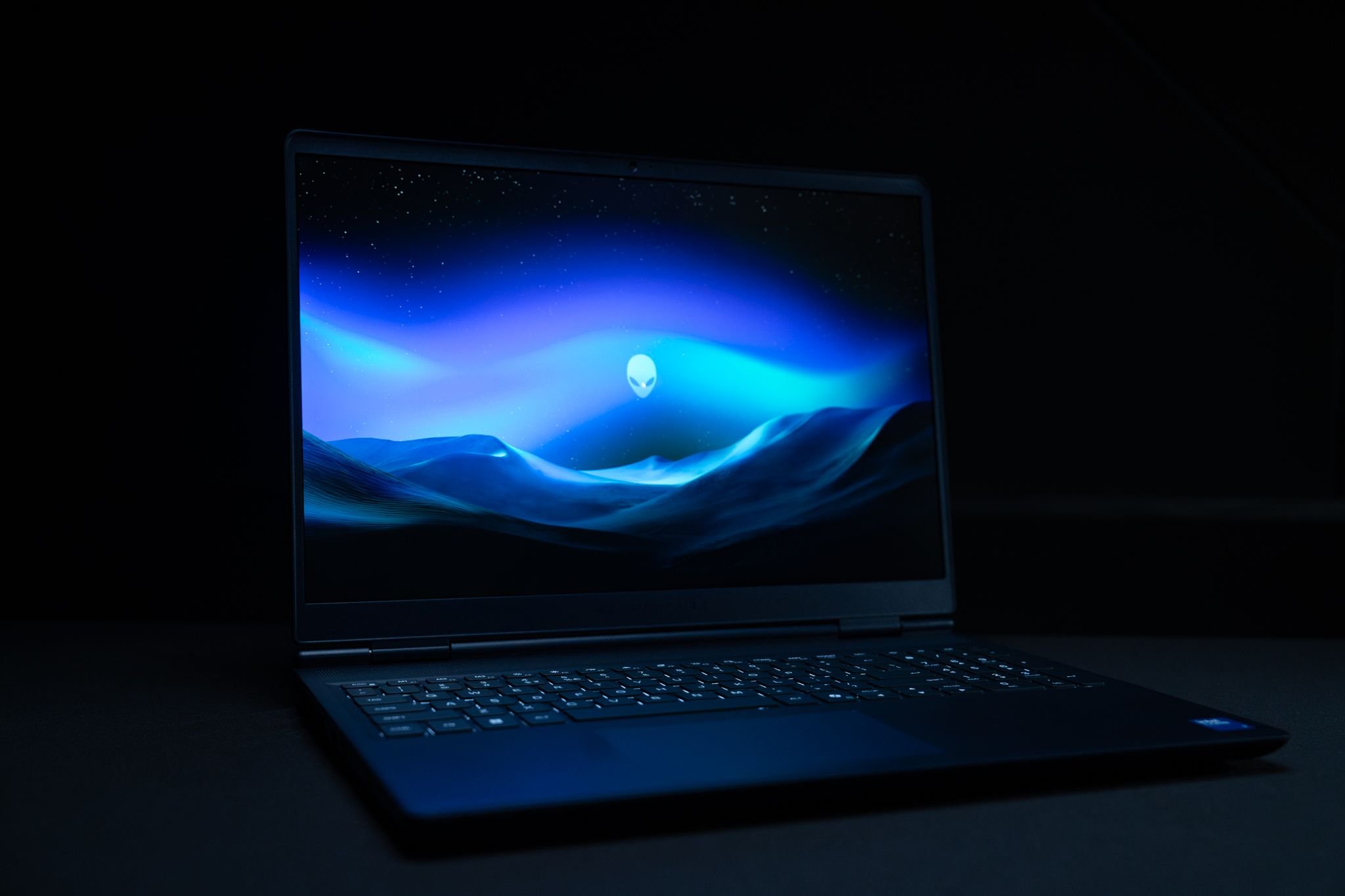 Dell lança Alienware 16 Area-51 e Aurora com RTX 5070 e design clean Após os lançamentos no início do ano, a Dell finalmente revelou seu planejamento de notebooks para o Brasil. Com o anúncio, a empresa passa a ofertar os modelos Alienware 16 Aurora e o Alienware 16 Area-51, destinados para uso de entrada e topo de linha, respectivamente, com até uma RTX 5070 e visual novo. dell-lança-alienware-aurora-com-rtx-5050