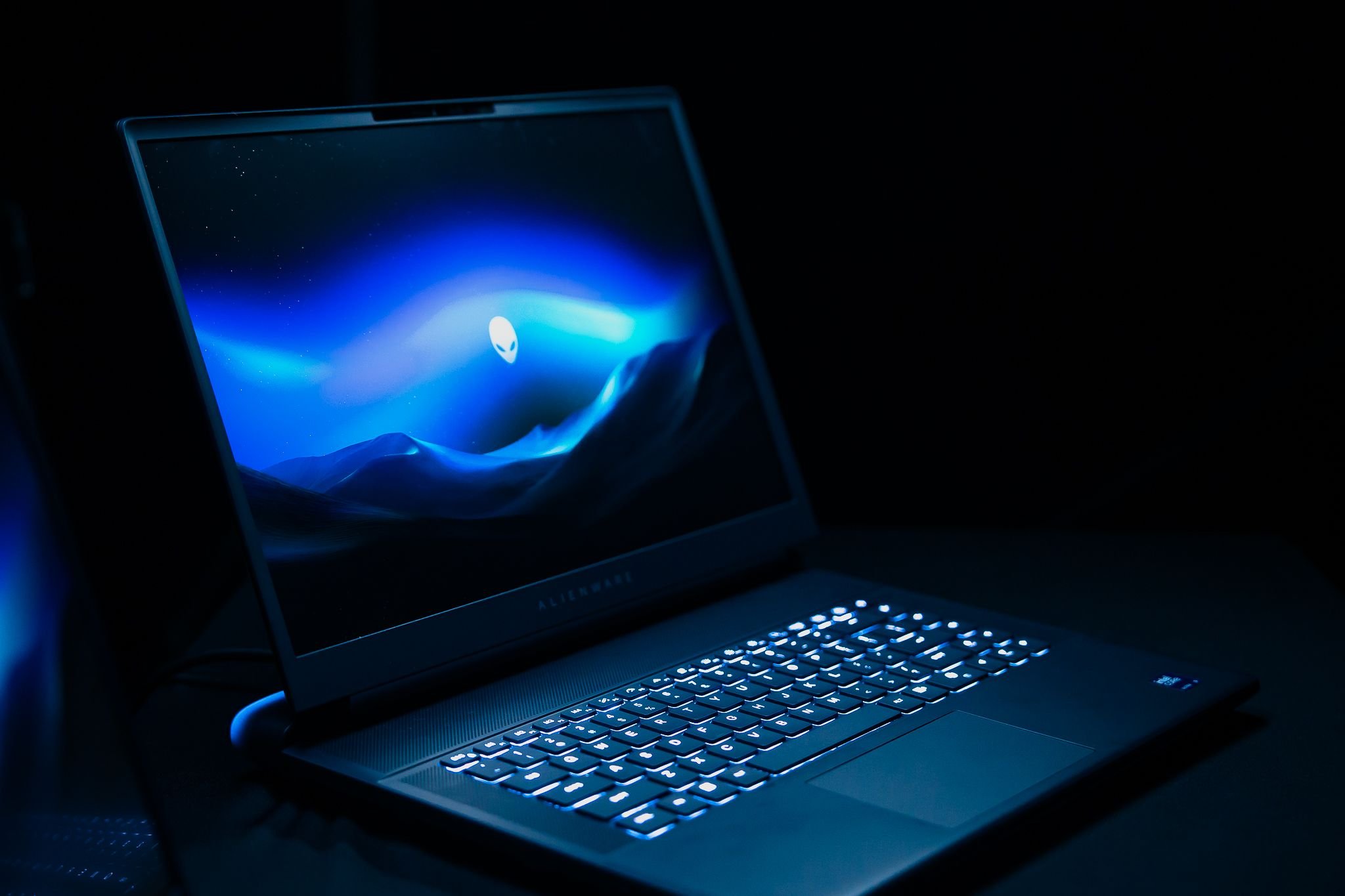 Dell lança Alienware 16 Area-51 e Aurora com RTX 5070 e design clean Após os lançamentos no início do ano, a Dell finalmente revelou seu planejamento de notebooks para o Brasil. Com o anúncio, a empresa passa a ofertar os modelos Alienware 16 Aurora e o Alienware 16 Area-51, destinados para uso de entrada e topo de linha, respectivamente, com até uma RTX 5070 e visual novo. dell-lança-alienware-16-area-51-com-rtx-5070