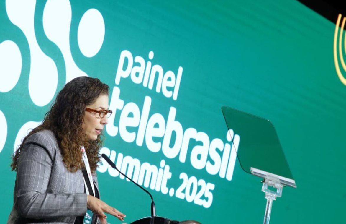 Brasil vai investir R$ 23 bilhões em políticas de IA e criar banco nacional de dados O Brasil já tem um valor aproximado e determinou quais são os pilares do investimento que será realizado em políticas de inteligência artificial (IA) no país. Quem compartilhou a informação foi a ministra da Gestão e da Inovação em Serviços Públicos, Esther Dweck. Brasil vai investir R$ 23 bilhões em políticas de IA e criar banco nacional de dados