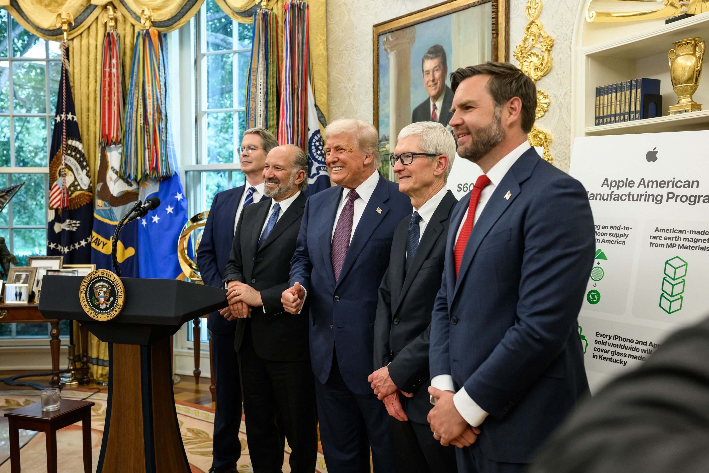 Vídeo falso de Trump acusa STF de golpe de estado e chama Lula de “carniceiro” Circula nas redes sociais um suposto vídeo no qual o presidente norte-americano, Donald Trump, acusa o Supremo Tribunal Federal (STF) de realizar um golpe de estado no Brasil, e promete mais sanções econômicas. O TecMundo checou o conteúdo, que já tem inúmeros compartilhamentos, e confirma que esse não é um conteúdo verídico. P20250806MR-0590.jpg