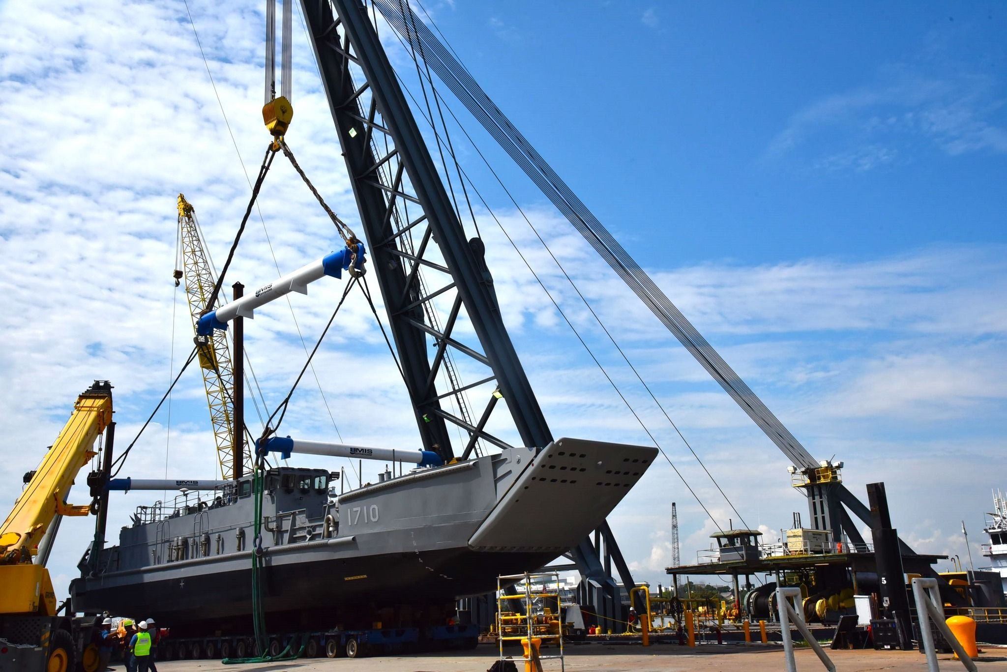Marinha dos EUA lança navio gigante capaz de levar tanques e até 350 soldados A Marinha dos Estados Unidos apresentou recentemente o seu novo navio utilitário de desembarque (LCU 1710) construído pela Austal USA. A aquisição se destaca pela enorme capacidade de carga, cerca de sete vezes maior do que o transportado por uma aeronave C-17 Globemaster da Força Aérea do país. navio-lcu-1710